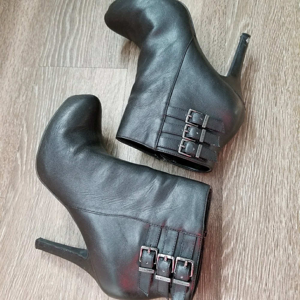 🔥SOLD🔥 BCBG Booties - Picture 3 of 7